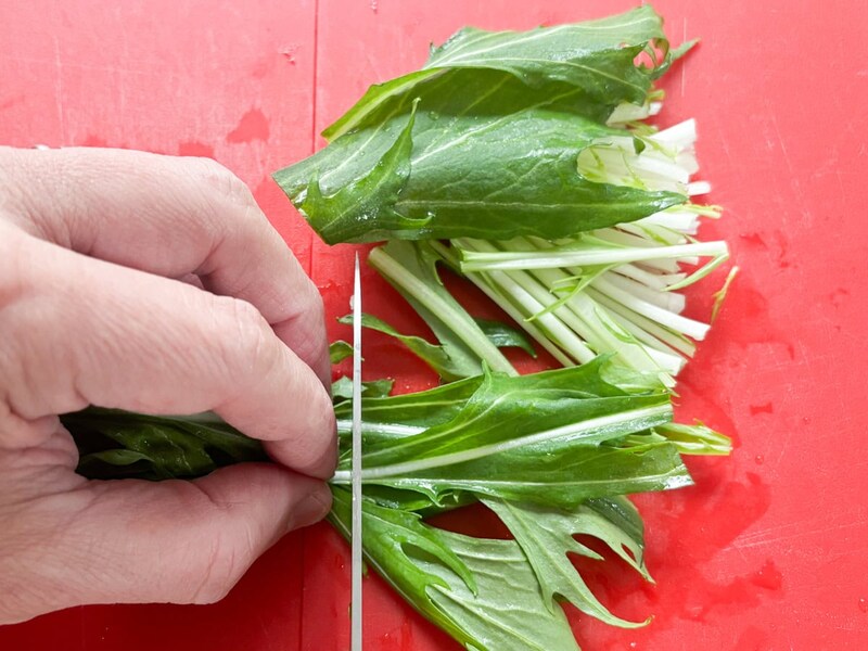 水菜を食べやすい長さ、4〜5センチくらいの長さにカット