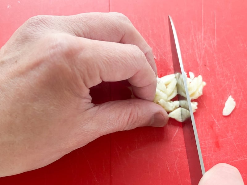 ニンニクは潰して香りを立たせ、さらに細かく刻みます