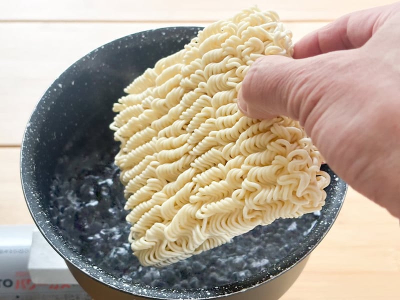 標準量より半分となる水、250mLの水が沸騰したらインスタント麺を投入