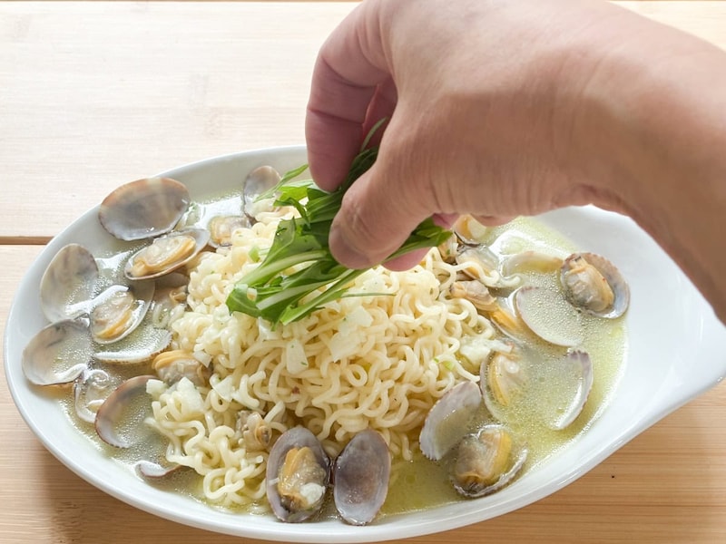 ちょっと硬茹でに仕上がった麺を皿に盛り付けたら、水菜をトッピング。ちなみにこのレシピでは、付属の切り胡麻は使用しません