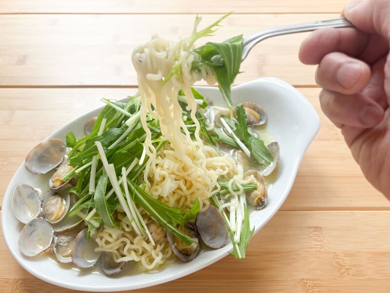 インスタントラーメン激変アレンジ!「サッポロ一番 塩らーめん」で超簡単“アサリのうまみたっぷりボンゴレビアンコ”を作ってみた