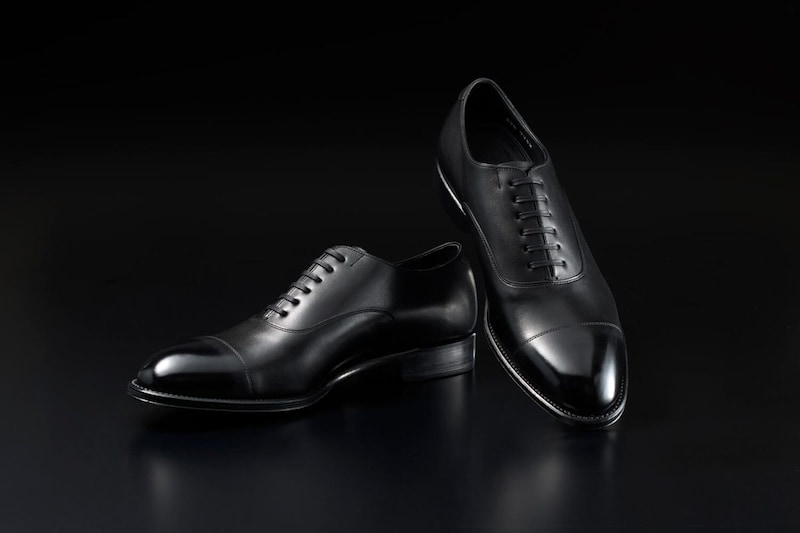 丁寧なラスティングによる美しいシルエット、精緻なステッチワーク、上質なレザーの質感を、オールブラックによって一層引き立たせた