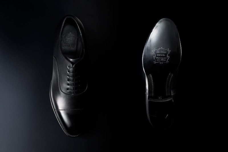 アイコンのひとつであったソールの赤いカラス仕上げも黒で統一し、ハンドフィニッシュで艶やかに仕上げている