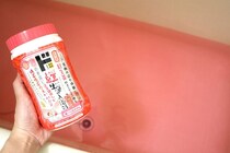 「ドンキよ、正気か？」“紅生姜の入浴剤”が爆誕！浴槽は染まるのか？香りの変化と危険なフタの問題を徹底レビュー
