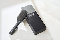 【薄毛・抜け毛ケアの最前線】自宅でプロ級の頭皮ケアを実現！“スカルプD、リファ、バルクオム”の新作デバイス3選を美容ジャーナリストが解説