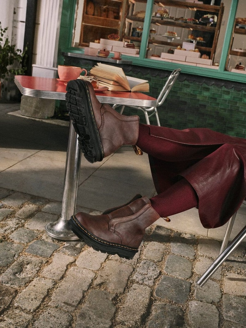 【次世代の快適さ】ドクターマーチン、話題の新型ソール「ゼブザグ」を搭載した“レースレス”ブーツに大注目