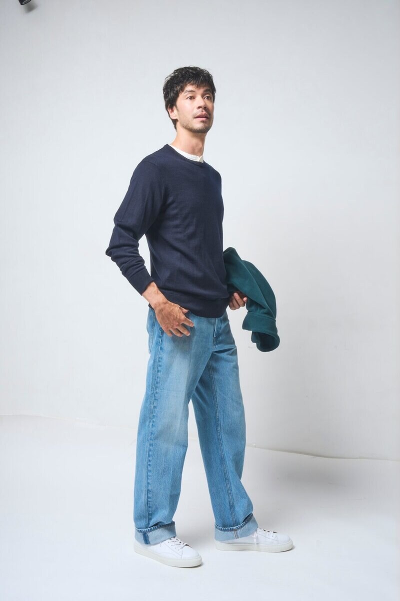 シンプルなジーンズは着回しやすく、それでいてモードなテイストも感じさせるのが魅力
