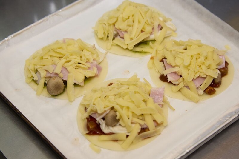 サワーの新定番つまみ確定! レモンサワーとの相性がハンパない!高円寺メタルめし直伝の肉つまみ“お前のギョーピザ”がマジサイコー!