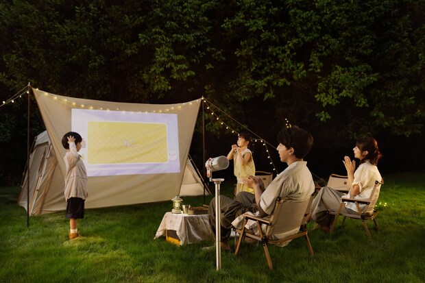 スピーカー、ライト、360°回転スタンドなどもオールインワン