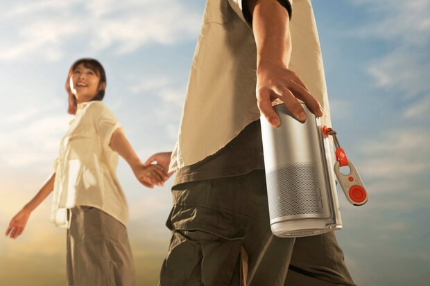 本体の大きさは直径96.5mm × 高さ207.6mmとタンブラーサイズ。重量はわずか1.3kgなので片手でも持てるほど軽いんです