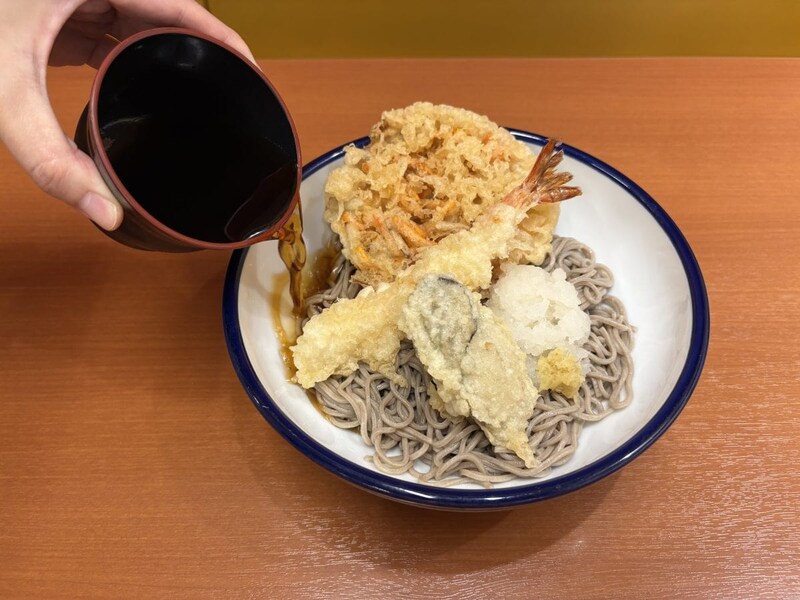 季節の食材にかつお風味の特製つゆを、勢いよくかける