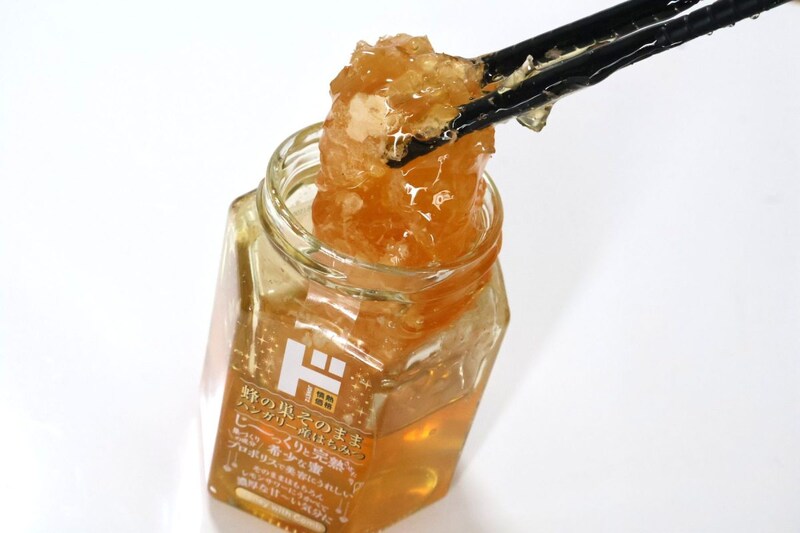 はちみつの中から引っ張り出すのはひと苦労