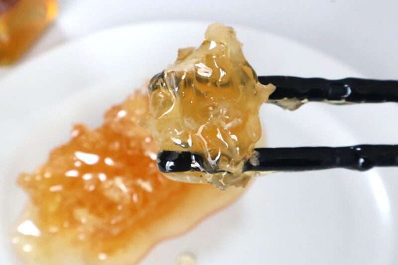 蜂の巣は箸で簡単にカットできるほど柔らかい