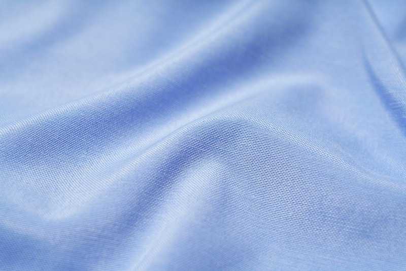 本体はポリエステル×コットンを採用しており、そこに洗濯時に汚れが落ちやすい加工をプラス