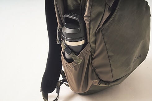 ナンガ エコパック UR バックパック　「サイドポケットはドリンク入れにも！」