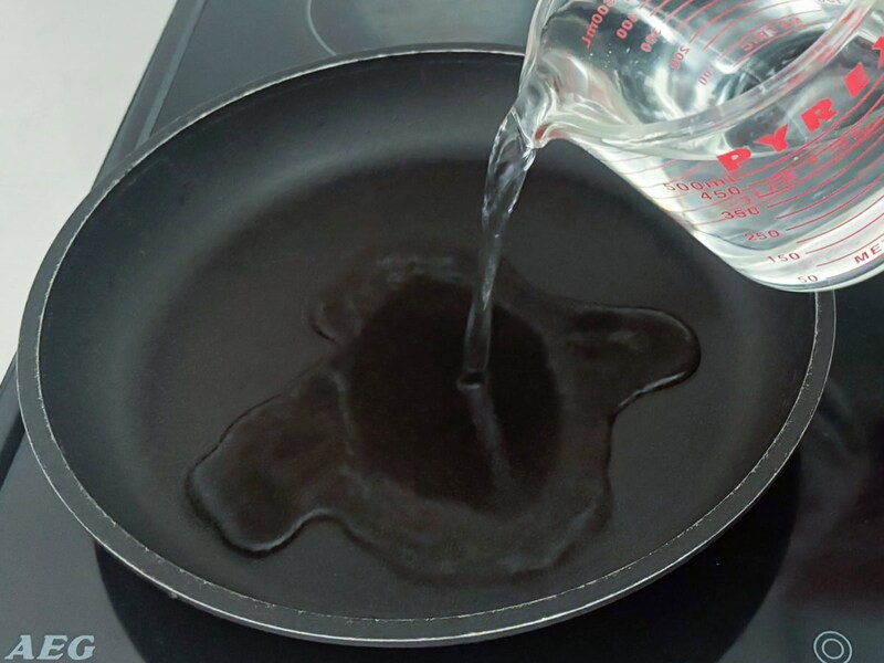 商品説明通りに作る場合、フライパンに500mLの水を注ぎます
