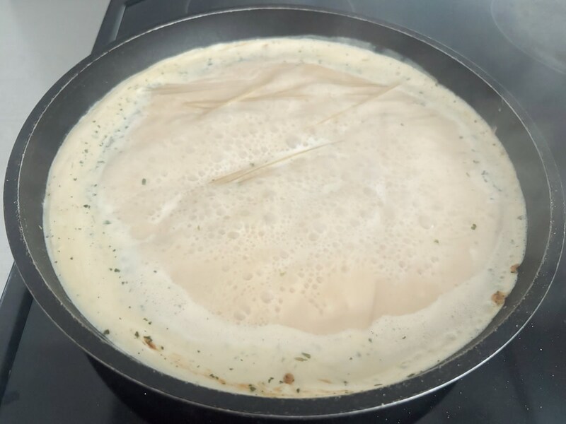 焦げ付かないように火加減を調節しつつ、ときどきフライパンを揺らします