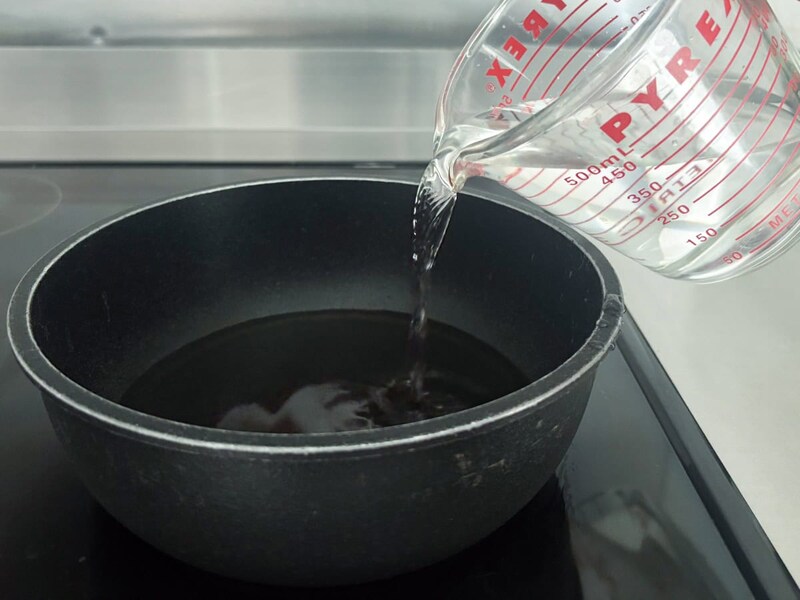 商品説明ではフライパンで作るように書いてありますが、水500mLの量は変えず、ロングパスタが折らずに入るサイズの小鍋で茹でてみました