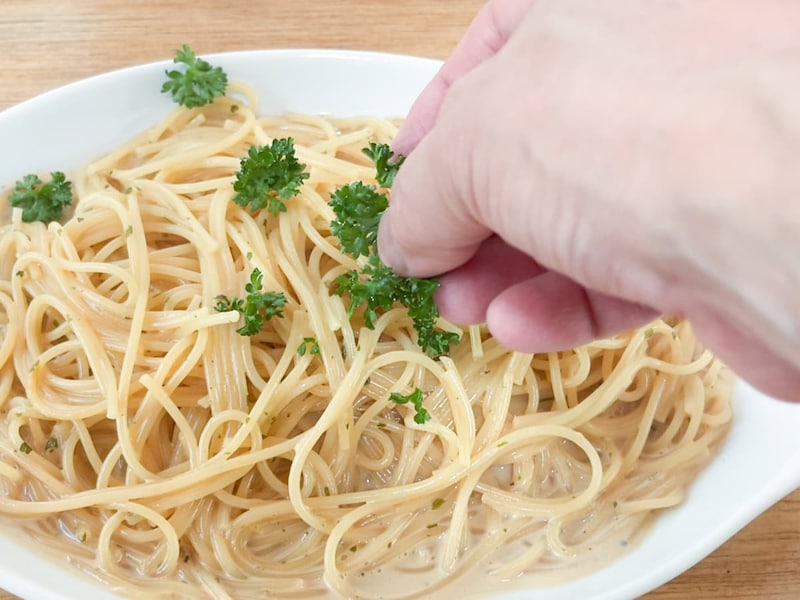 そのまま食べてもOKですが、ラーメンの袋麺と同じくお好みでトッピングを楽しむのもあり