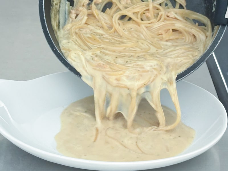 小鍋は水分の蒸発が少ないようで、カルボナーラらしくない、かなりサラッとしたスープパスタのような仕上がりになりました