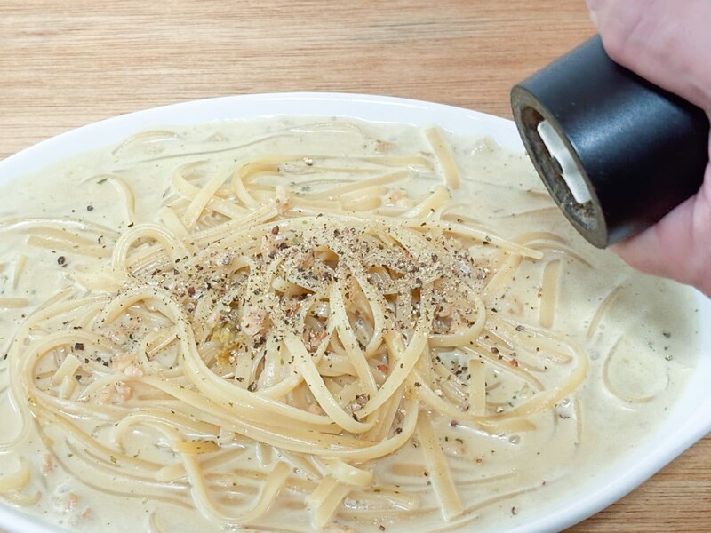 「カルボナーラ」というわりに、黒胡椒が少なめだと感じたので、追い黒胡椒でパンチを効かせて味変してみました