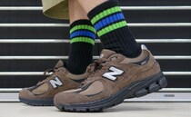 「ニューバランスの絶妙スニーカー」秋の足元を支える万能な一足、最新“2002R”をエディターが試し履きレビュー