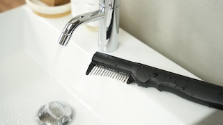 「ヤーマンの最新兵器」自宅でサロン級はもう常識!? 生え際にも攻め込むコーム型トリートメントガジェットが極楽すぎる