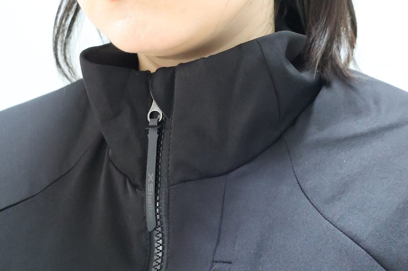 ファスナーを一番上まで上げてもあごに当たりにくいガード付き