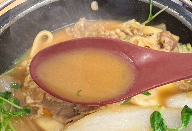「ばり嗎監修とんこつ醤油牛鍋膳」の肝は、なんといっても豚骨と鶏ガラをじっくり炊き上げ、醤油のコクを重ねた濃厚かつクリーミーな特製たれ