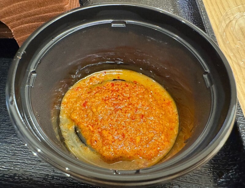 とんこつ醤油牛鍋膳を一気に“スタミナ飯”へと押し上げてくれるのが、別添えで提供される「にんにくマシマシだれ」