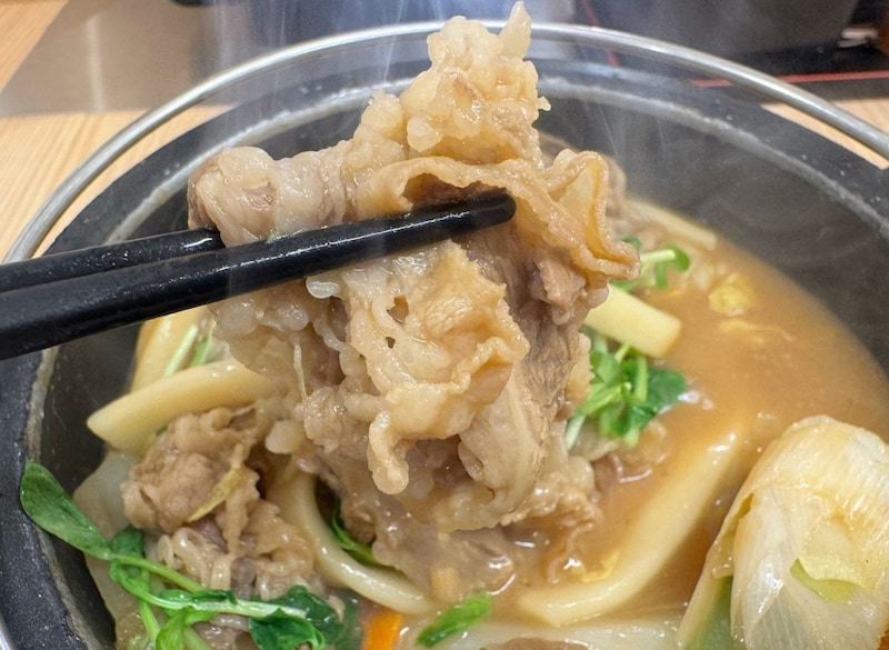 鍋の中には、吉野家自慢の大判の牛肉を筆頭に、白菜、ねぎ、豆苗、人参といった野菜がたっぷり！