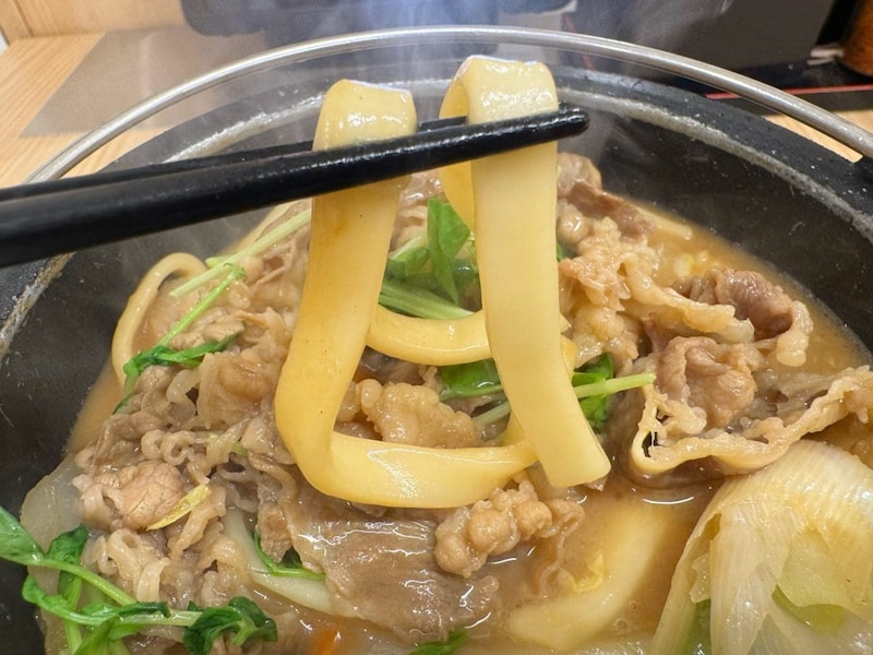 濃厚スープを吸い込んだきしめんは、つるつるといくらでも食べられてしまいそう！