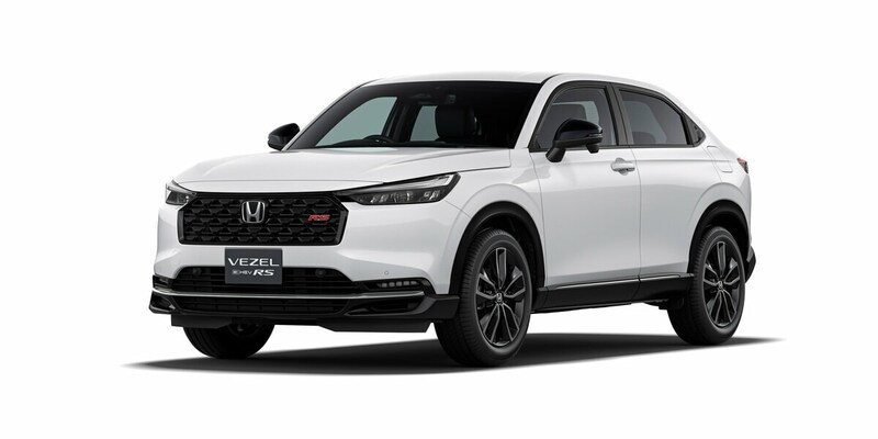 ボディカラーは「プレミアムクリスタルレッド・メタリック」のほか、「プラチナホワイト・パール」「スレートグレー・パール」「クリスタルブラック・パール」「シーベッドブルー・パール」の全5色