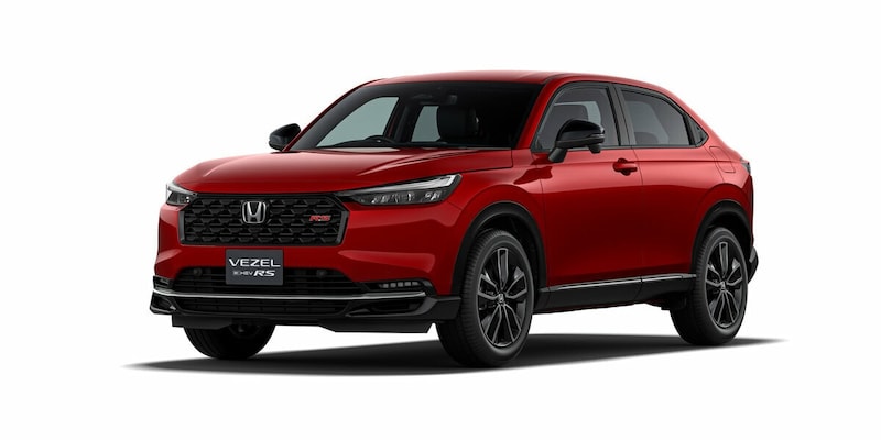 「RS」専用のフロントグリル、ダーククロームのモールディングなどで「RS」モデルらしく精悍な外観