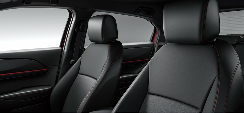 シート表皮には、上質かつ耐久性に優れたラックス スェードを採用