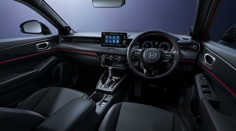 インテリアは、ブラックを基調に、各所にレッドステッチが施されるほか、インパネガーニッシュとドアライニングガーニッシュにもレッドカラーを採用