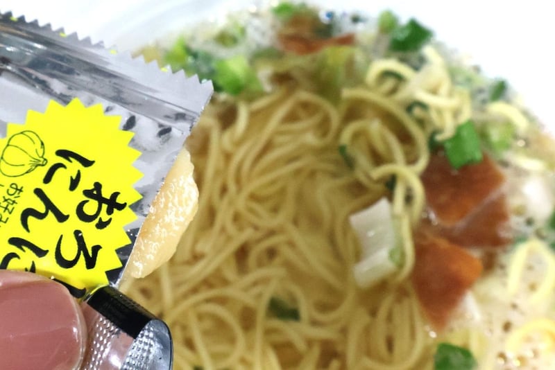 別添のおろしにんにくは、なめらかで風味が際立つ