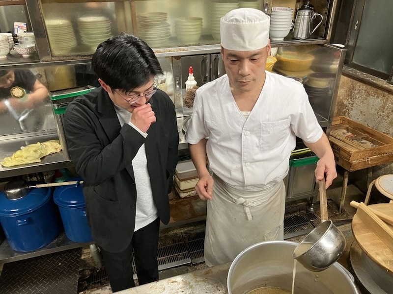 長谷田さんにラーメンの作り方を伝授する榊さん