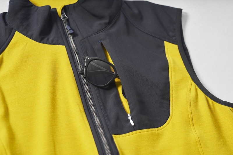 フロントポケットはサングラスやスマホ入れにちょうど良い大きさ