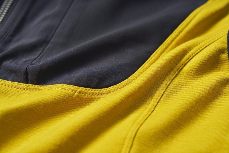 メリノウールの持つ保温性や防臭性はそのままに、グラフェンの持つ抗菌性を組みわせたテック素材