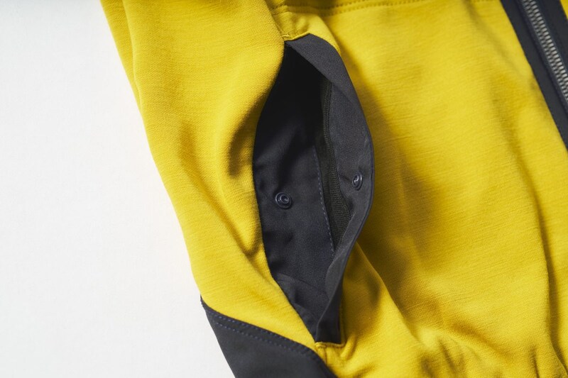 サイドポケットにはスナップボタンがあり、物を落としにくい仕様