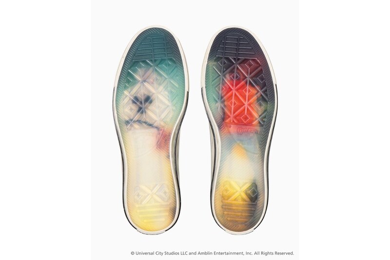 アウトソールはマーティとドクが並ぶ象徴的な名シーンがさりげなく覗くスペシャルな仕様