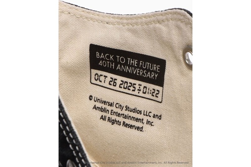 「タイムサーキット」に⽰された、マーティがタイムスリップした⽇をテープにプリントしている