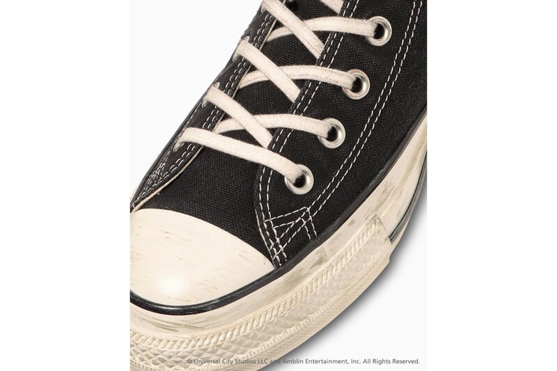 テープとシューレースには汚し加⼯を施し、マーティが実際に履き込んだような雰囲気を表現