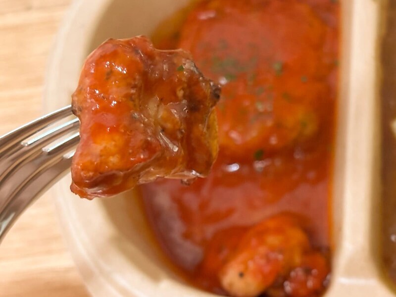 チキンは食べやすいサイズが2つ入っています