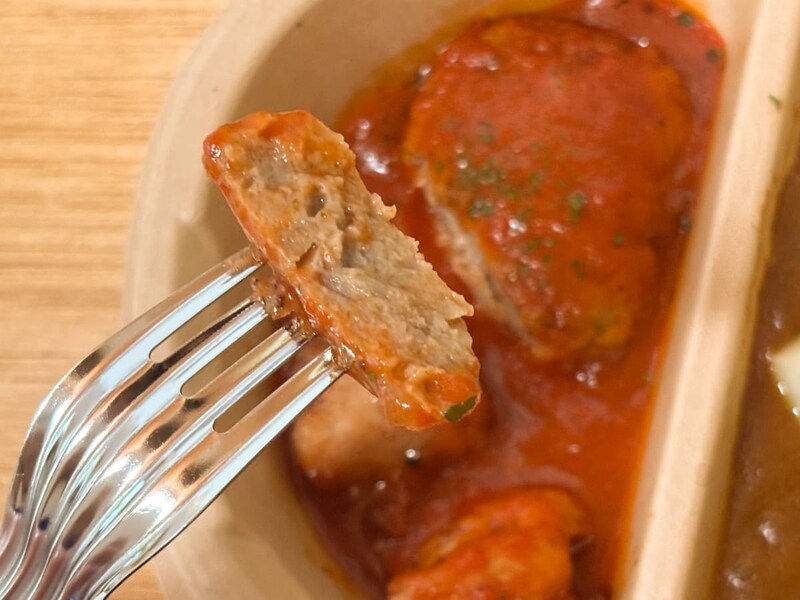 肉肉しい感じのハンバーグは、旨みも食感も抜群！　トマトソースともよく合います