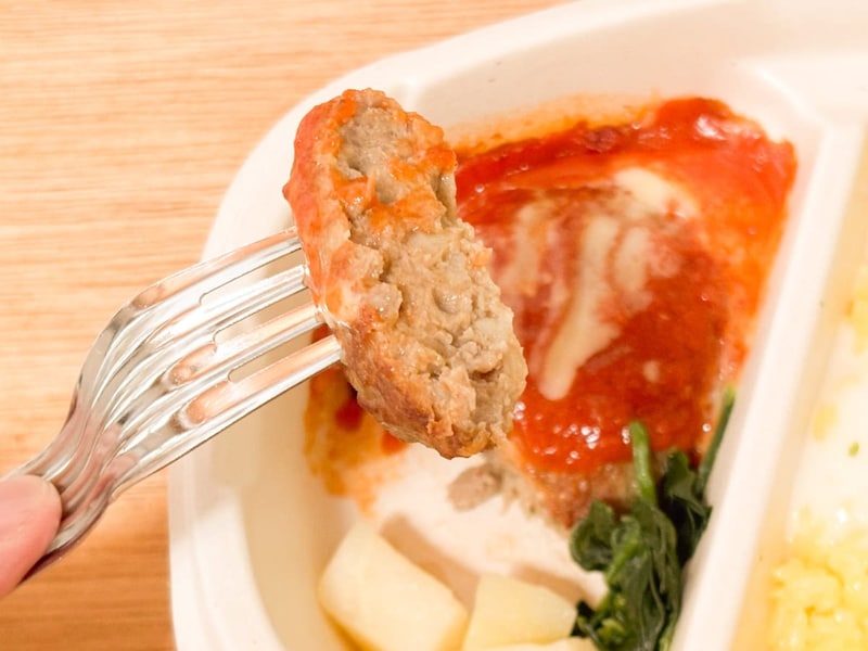 ハンバーグにジューシーさはありませんでしたが粗挽き感があります