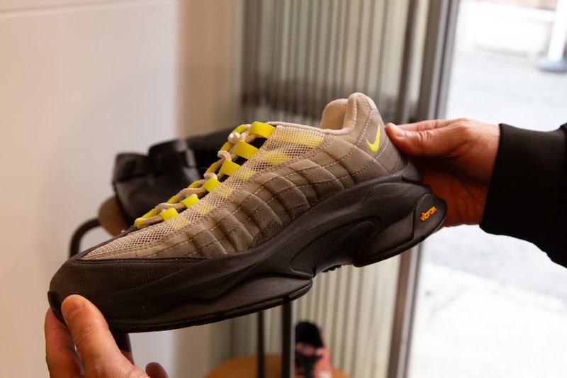 ナイキのエアマックスがヴィブラムソールの張り替えで別モノに生まれ変わる