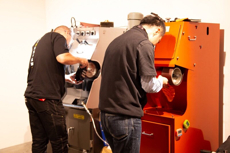 イベントでは、本場イタリアのリペア職人と日本のヴィブラム公認職人によるリペアが実演されていました