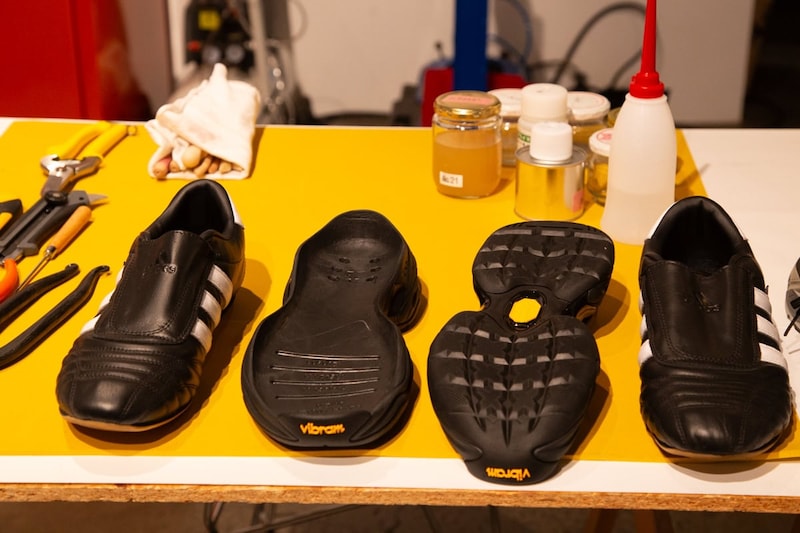 アディダスの室内競技用シューズをベースにしたソールスワップ